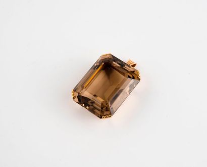 null Pendentif en or jaune (750) orné d'un important quartz fumé taillé en degrés,...