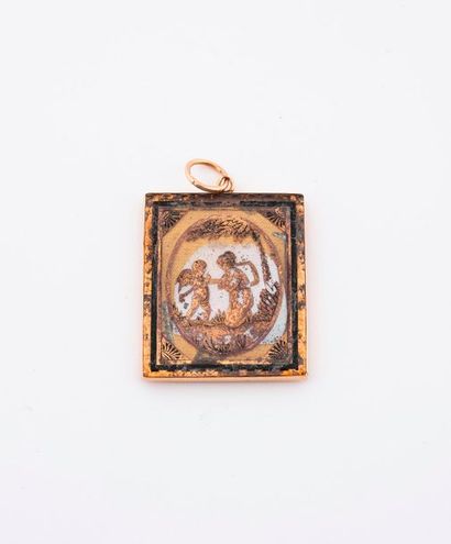 null Pendentif rectangulaire en or (750) jaune et verre églomisé à décor d'un putti...