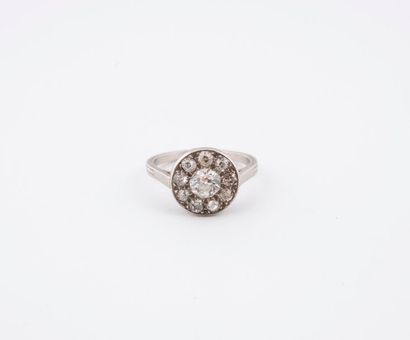 null Bague fleur en platine (850) centrée d'un diamant de taille brillant ancienne...