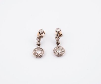null Paire de pendants d'oreille en or gris (750) et platine (850) ornés de diamants...