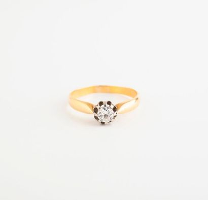 null Bague solitaire en ors jaune et gris (750) ornée d'un diamant taille brillant...