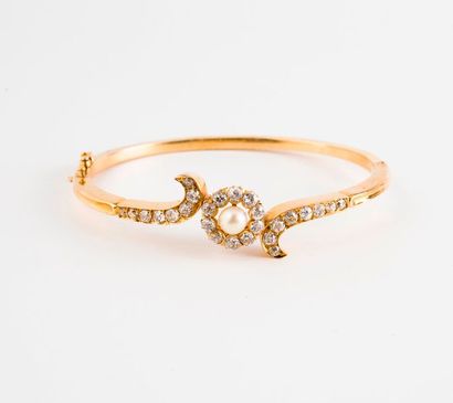 null Bracelet jonc ouvrant en or jaune (750) à motif d'une fleurette ornée de diamants...