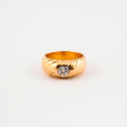 null Bague en or jaune (750) à décor de godrons tors et centrée d'un diamant taille...