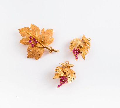 null Demi-parure en or jaune (750) à décor de pampres de vignes ornés de petits rubis...