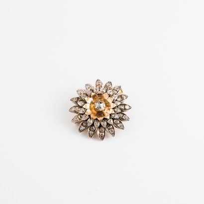 null Broche fleur en argent (min. 800) et or jaune (750) pavée de diamants taillés...