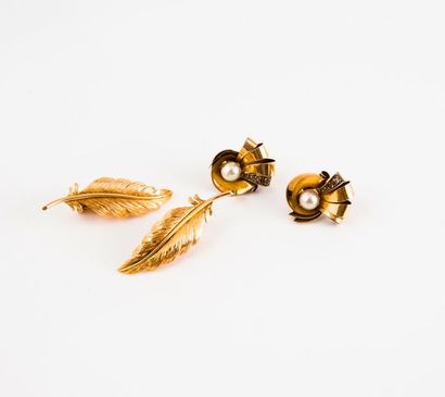 null Deux paires de clips d'oreille en or jaune (750), à systèmes pour oreilles non...