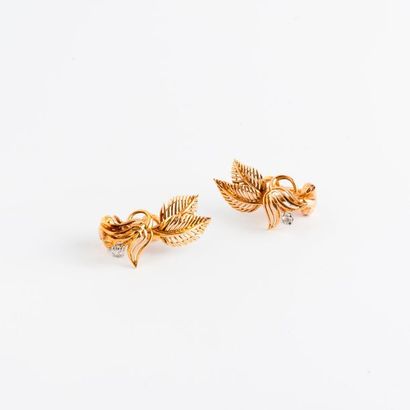 null Paire de boucles d'oreilles en forme de feuilles en filins d'or jaune (750)...