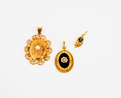 null Deux pendentifs en or jaune (750), ornés de perle de culture blanche, pierres...