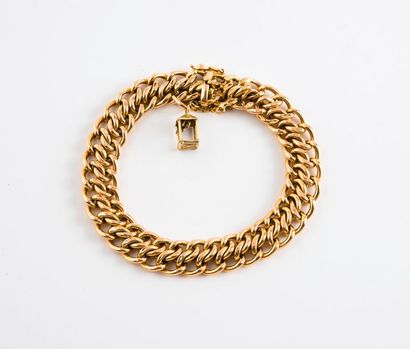 null Bracelet gourmette en or jaune (585) à maillons en huit retenant un pendentif...