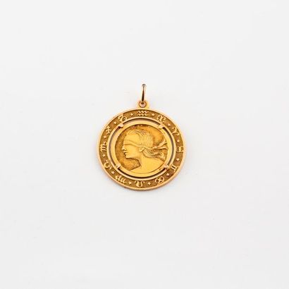 null Pendentif en or jaune (750) centré d'une médaille figurant la Justice les yeux...