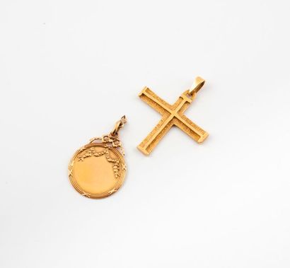 null Lot comprenant : 

- Pendentif croix en or jaune (750). 

- Médaille religieuse...