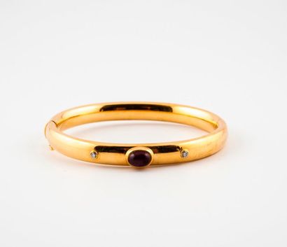 null Bracelet jonc ovale, ouvrant, en or jaune (750) centré d'un cabochon présumé...