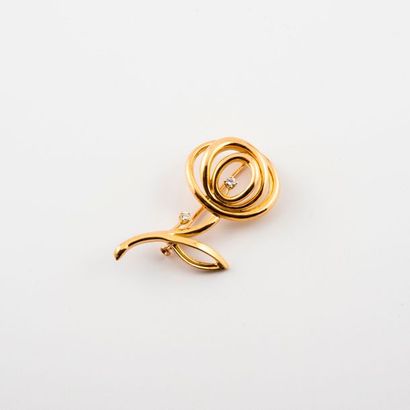 null Broche en forme de fleur stylisée en filin d'or jaune (750) ornée de deux brillants...