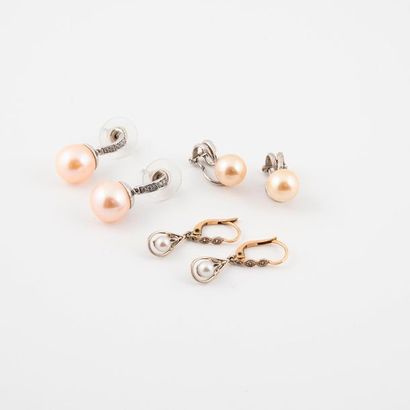 null Lot comprenant : 

- Paire de clips d'oreille en or gris (750) ornés d'une perle...