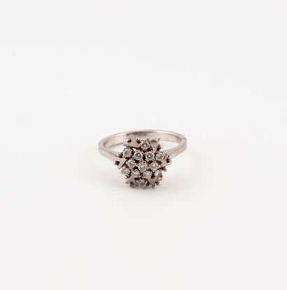 null Bague en or gris (750) avec motifs de flèches et petits diamants de taille brillant...