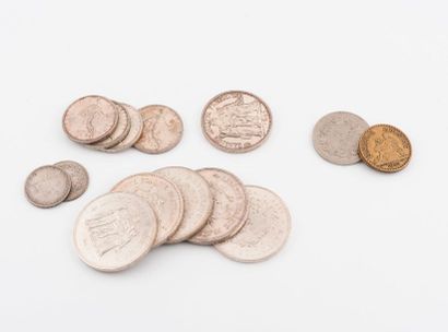 France 

Lot de pièces en argent divers notamment 50 Francs, 5 Francs... 

Poids...