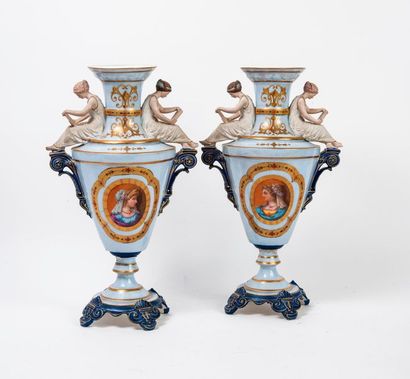 Paire de vases décoratifs en porcelaine émaillée...