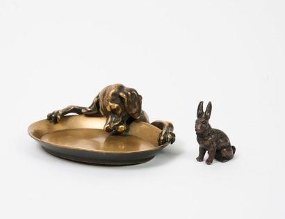Maison Alphonse GIROUX, Paris 

Vide-poches en bronze figurant un chien léchant son...