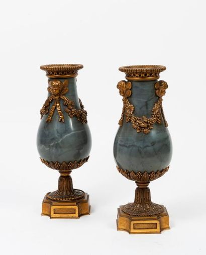 null Paire de vases balustres en marbre bleu turquin monté en bronze doré.

Le corps...