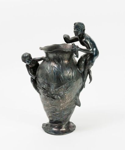 Allemagne, vers 1900 

Vase en métal argenté de forme balustre au col ouvert, à décor...