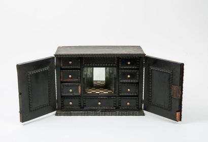 Flandres, XVIIème siècle 

Petit cabinet à poser en placage d'ébène et en bois noirci,...