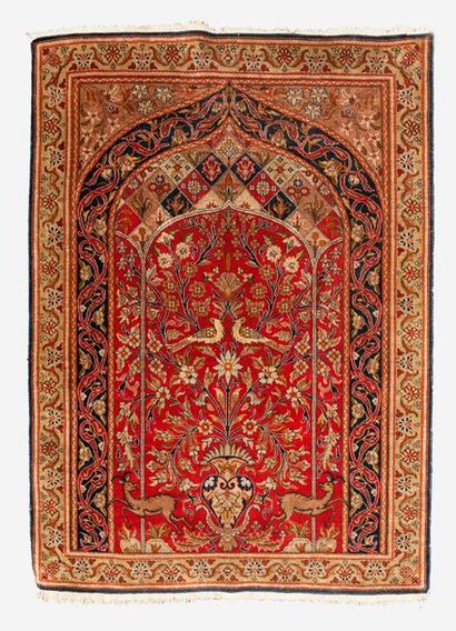 null Tapis en laine et soie à décor de mihrab, de fleurs persanes sur fond rouge,...