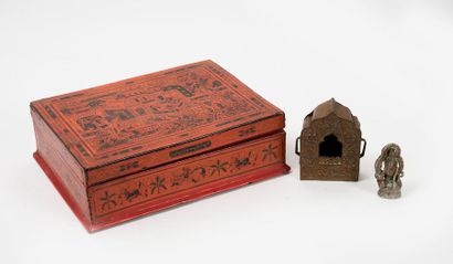 THAILANDE, Xxème siècle Boîte rectangulaire en bois laqué à décor de personnages...