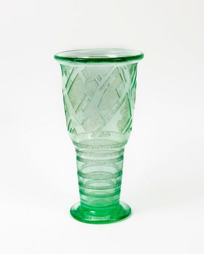 DAUM NANCY FRANCE 

Vase tubulaire en verre transparent vert à pied resserré et col...