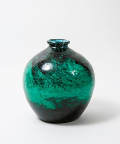 DAUM Nancy 

Vase globulaire à col étranglé.

Épreuve en verre marmoréen vert et...