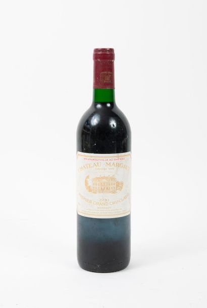 null Château MARGAUX

1 bouteille, 1990. 

Niveau bas goulot. 

Taches et usures...