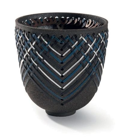 SENTIMENTI Silver (né en 1970) Gladiateur noir 1, 2019.
Vase en grès noir chamotté...