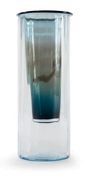GEORGE Eve (née en 1992) Moire, bleu océan.
Vase cylindrique en verre soufflé à doublure...