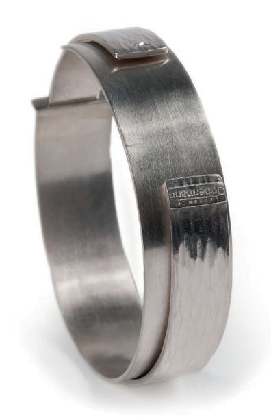 OPPERMMANN Laurence (née en 1972) Double Anneau, 2019.
Bracelet à deux lames d'argent...