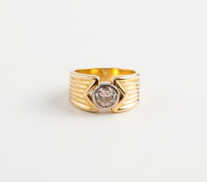 null Bague jonc strié en ors jaune et gris (750) centrée d'un diamant taille brillant...