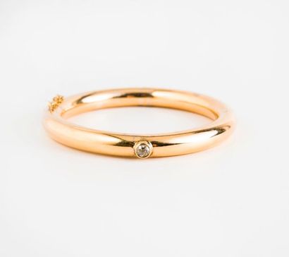 null Bracelet jonc creux ouvrant en or jaune (750) centré d'un diamant teinté jaune...