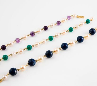 null Trois bracelets en or jaune (750) ornés de perles de culture blanches et perles...