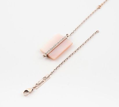 VICTORIA CASAL 

Fin bracelet en or gris (750) orné d'une plaque de nacre blanc-rosé...