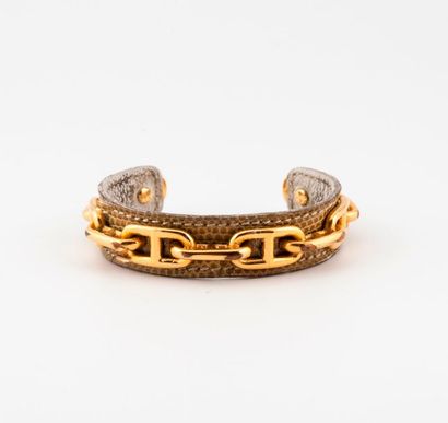 HERMES, Chaîne d'ancre. 

Bracelet en cuir et métal doré.

Usures.

Avec boite de...