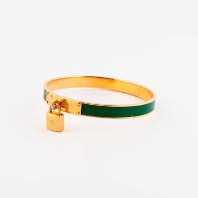 HERMES Paris, Kelly Cadenas 

Bracelet en métal doré et cuir façon serpent vert,...