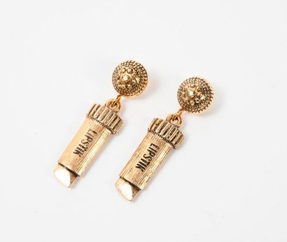 MOSCHINO 

Paire de clips d'oreilles en métal doré figurant un tube de rouge à lèvre....