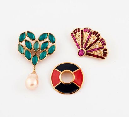 Yves Saint LAURENT 

Lot de trois broches fantaisie en métal doré comprenant :

-...