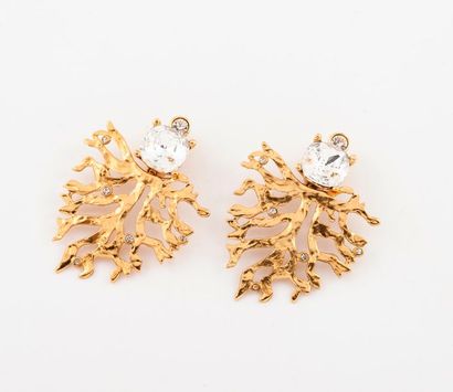 Yves Saint LAURENT 

Paire de clips d'oreille en métal doré et pierre fantaisie figurant...