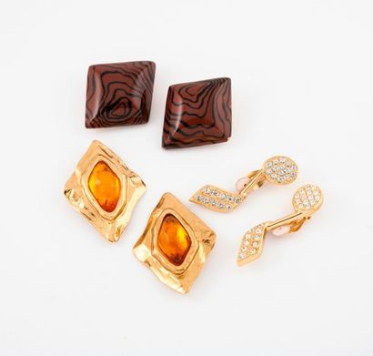 Yves Saint LAURENT 

Trois paires de clips d'oreille en métal doré comprenant :

-...