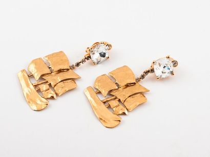 Yves Saint LAURENT 

Paire de clips d'oreille en métal doré et pierre fantaisie retenant...