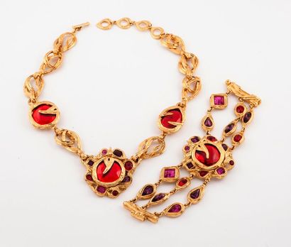 Yves Saint LAURENT 

Collier et bracelets articulés en métal doré avec médaillon...