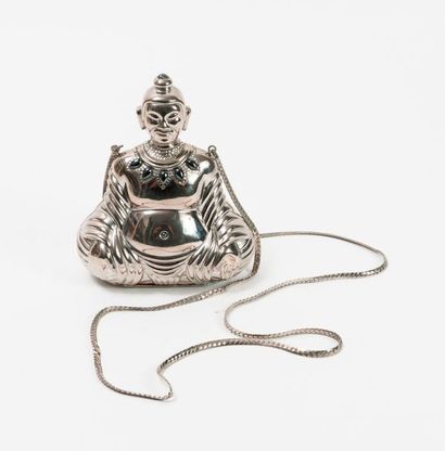Judith LEIBER 
Minaudière en métal argenté et strass figurant un Bouddha assis.
Anse...