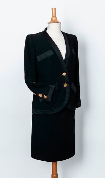 Yves SAINT LAURENT, haute couture 

Tailleur smoking noir comprenant jupe et veste...