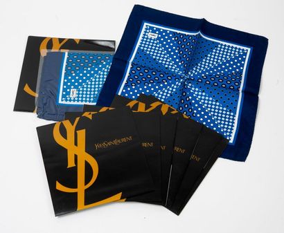 Yves Saint LAURENT 
Lot de 10 pochettes de costume identiques en soie bleue.
Circa...