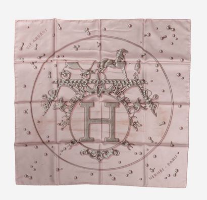 HERMES, Paris 

Carré en twill de soie imprimée à fond rose poudré, titré "Vif-argent".

Signé...