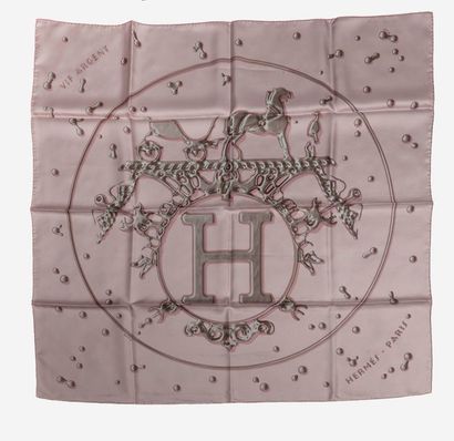 HERMES, Paris 

Carré en twill de soie imprimée à fond rose poudré, titré "Vif-argent".

Signé...